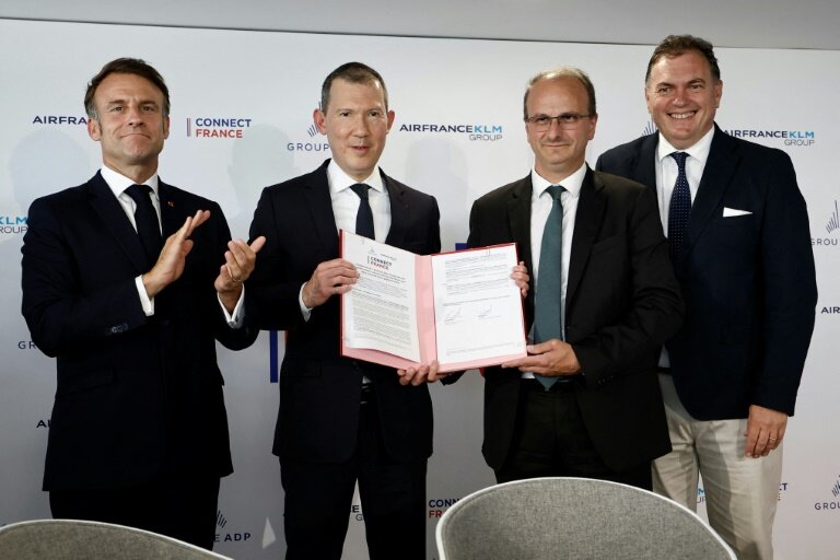 Emmanuel Macron, Benjamin Smith, directeur général d'Air France-KLM, Philippe Pascal, PDG du groupe ADP et le ministre des Transports Philippe Tabarot, au Bourget le 20 juin 2025 © Benoit Tessier