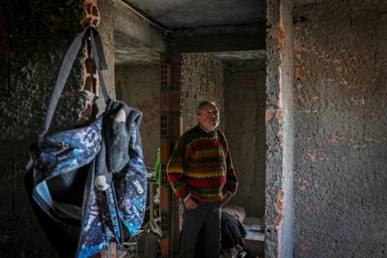 Antonio Lemos, aide-cuisinier à la retraite, dans une maison abandonnée où il vit, dans le quartier de Belem, à Lisbonne, le 17 avril 2025 au Portugal © PATRICIA DE MELO MOREIRA