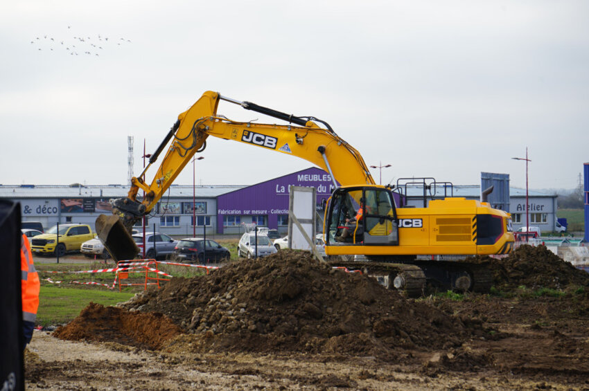 © ManutOne. À l’occasion des 80 ans de JCB chez ManutOne à Ville-en-Vermois, la nouvelle pelle de 37 tonnes, la JCB 370 X sera de la fête.