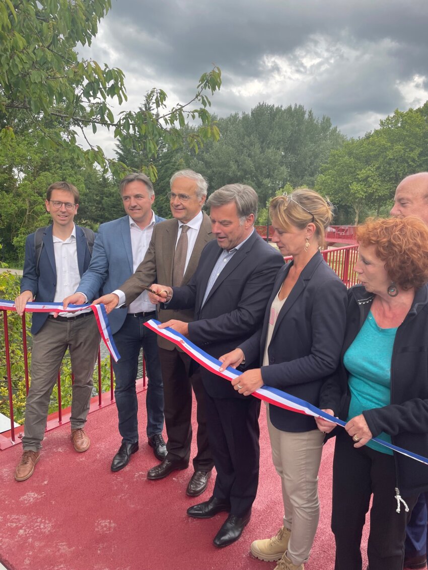 L'inauguration de la passerelle Samarobriva, en présence notamment de Rollon Mouchel-Blaisot, préfet de la Somme, Christelle Hiver, présidente du conseil départemental de la Somme, Hubert de Jenlis, maire d'Amiens et Alain Gest, président d'Amiens Métropole. 
