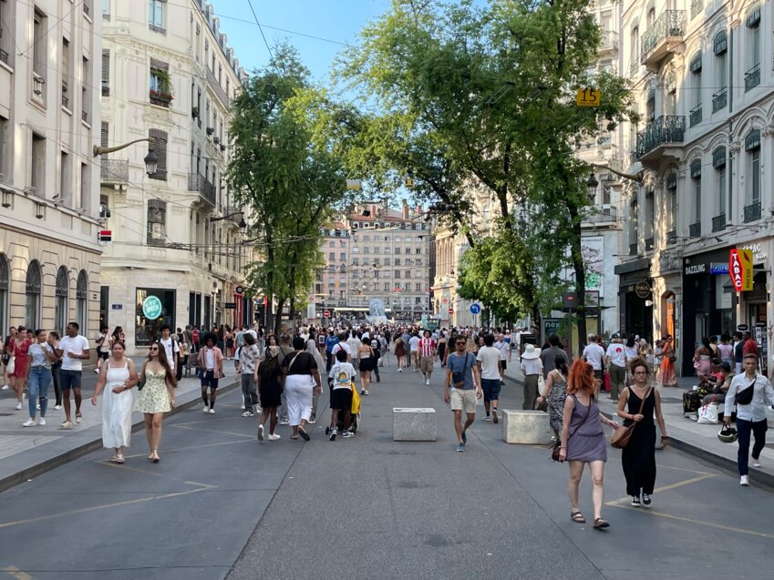O.RAZEMON pour DSI La consommation des ménages n’augmenterait que de 0,7% cette année.(Dans une nouvelle rue piétonne, du centre-ville de Lyon, des consommateurs qui baguenaudent...) 