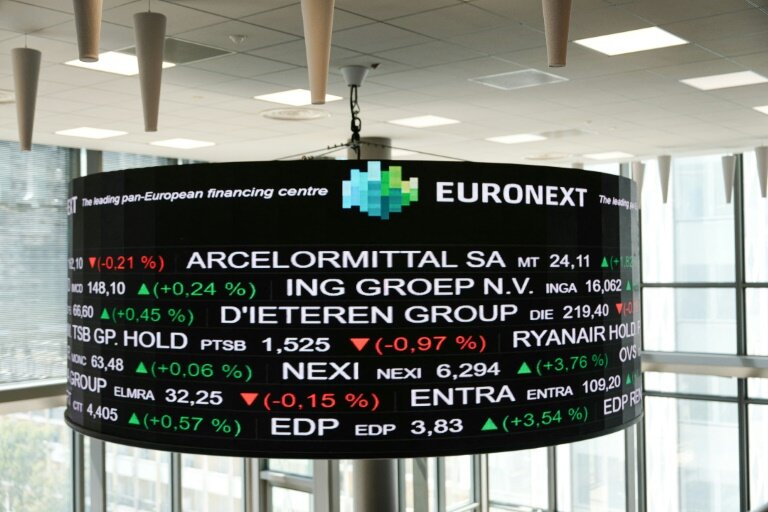 Des courses de Bourse affichés dans le bâtiment d'Euronext à La Défense, le quartier d'affaires de Paris, le 10 mai 2024 © DIMITAR DILKOFF