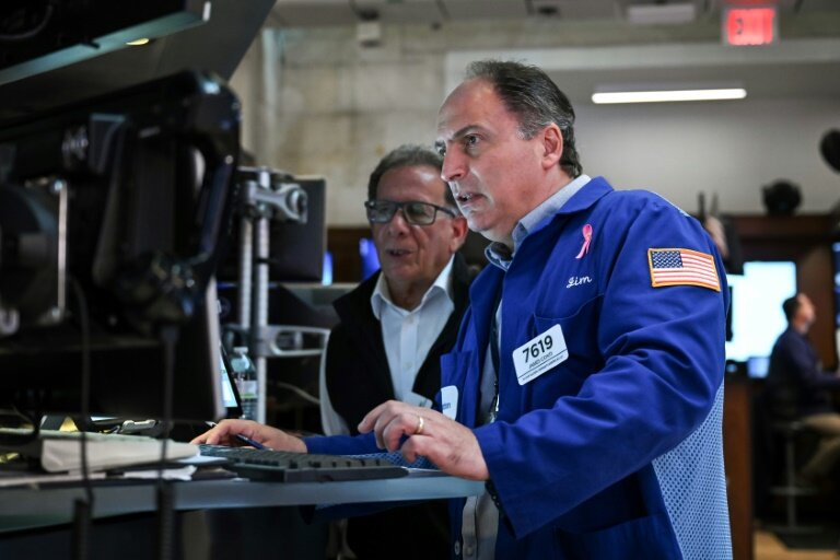 Des opérateurs à la Bourse de New York, le 15 juillet 2025 © ANGELA WEISS