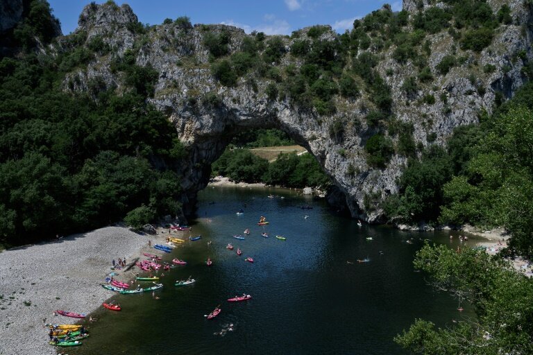 Des vacanciers en canoës et kayaks sur la rivière Ardèche près de Vallon-Pont-d'Arc, le 15 juillet 2025 en Ardèche © JEAN-PHILIPPE KSIAZEK