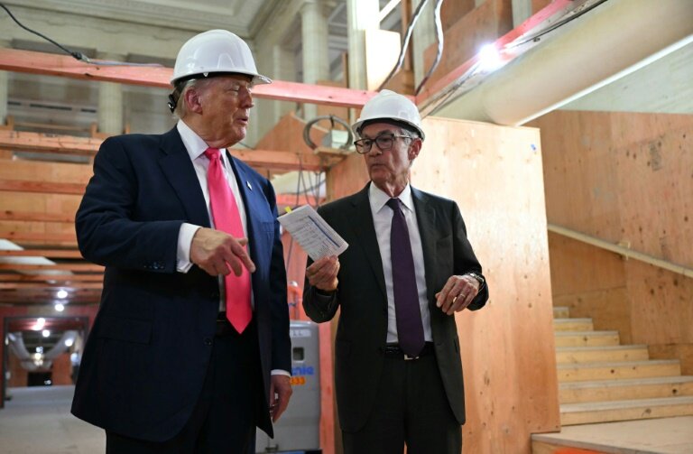 Le président Donald Trump et le patron de la Fed Jerome Powell le 24 juillet 2025 au siège de la banque centrale américaine à Washington © ANDREW CABALLERO-REYNOLDS