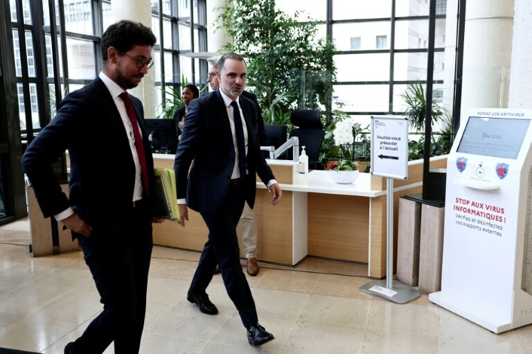 Le ministre délégué au Commerce extérieur, Laurent Saint-Martin, arrive à une réunion entre ministres et acteurs économiques suite aux accords douaniers entre l'Union européenne et les États-Unis à Paris le 30 juillet 2025 © Thibaud MORITZ