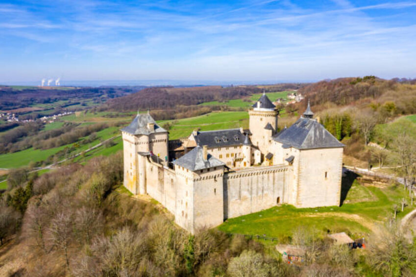 © Incontournable site remarquable : le château de Malbrouck.