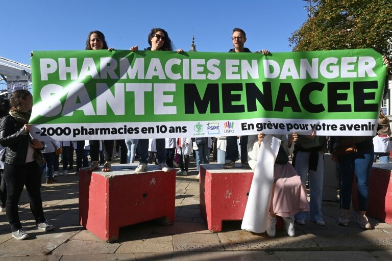 Des pharmaciens lors d'une manifestation au Mans, dans le cadre de la mobilisation nationale contre les orientations budgétaires, le 18 septembre 2025 © JEAN-FRANCOIS MONIER