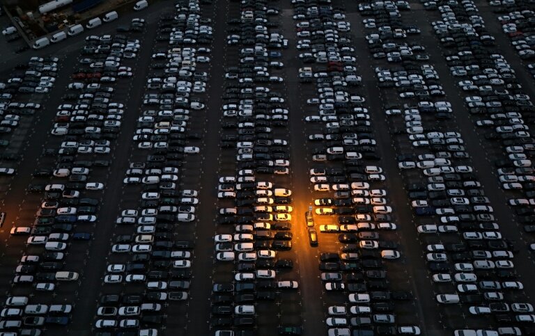 Vue aérienne de voitures de différentes marques prêtes à être exportées, dans un terminal logistique automobile à Essen, le 4 août 2025 dans l'ouest de l'Allemagne © Ina FASSBENDER