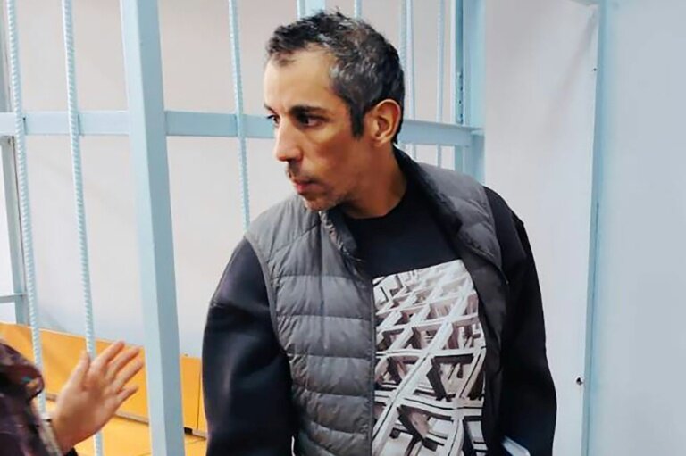 Photo du 23 octobre 2025 publiée par le service de presse unifié des tribunaux de la région de Primorié, montrant le cycliste français Sofiane Sehili, arrêté pour suspicion d'avoir traversé illégalement la frontière russe, dans une salle d'audience après avoir été condamné à une amende de 50 000 roubles (530 euros) puis libéré sans l'avoir payée, dans la colonie extrême-orientale de Pogranitchny © Handout