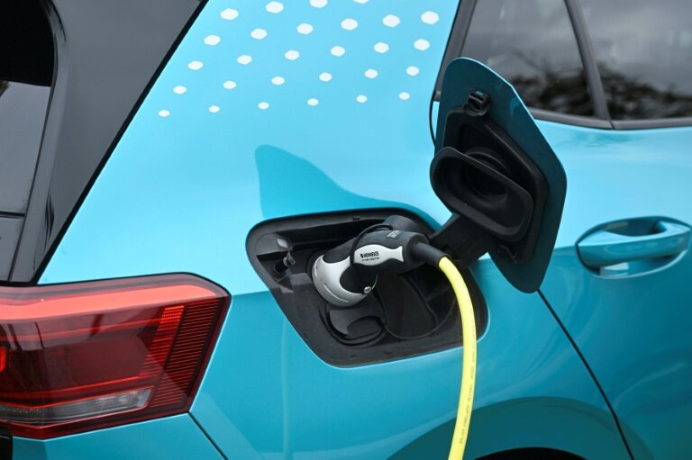 "La France souhaite poursuivre l'électrification des véhicules et défendra des flexibilités en matière de neutralité technologique dès lors qu'elles s'accompagneront de mesures très claires d'incitation à la préférence européenne qui soutiennent les emplois industriels en Europe", déclarent les ministères de Bercy et de la Transition écologique © Ina FASSBENDER