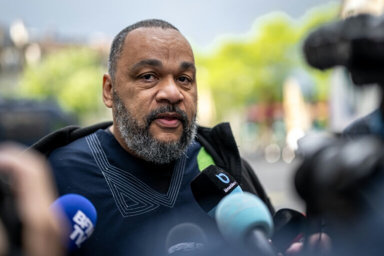 L'humoriste controversé Dieudonné MBala MBala, le 16 mai 2023 à Genève © Fabrice COFFRINI