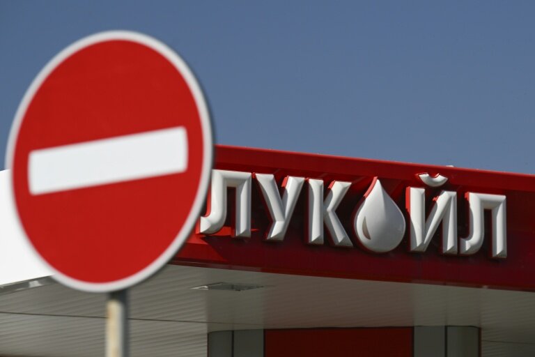 La compagnie russe Lukoil va vendre ses actifs étrangers suite aux sanctions américaines © Nikolay DOYCHINOV