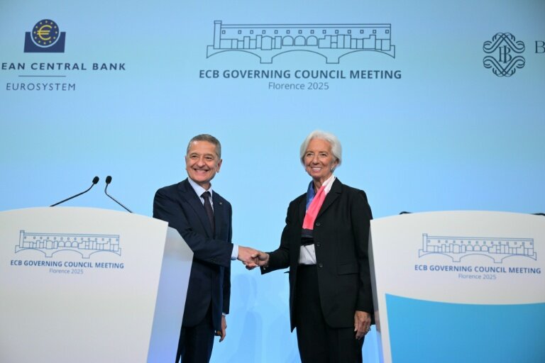 Le gouverneur de la Banque d'Italie Fabio Panetta et la présidente de la BCE Christine Lagarde, lors d'une conférence de presse à l'issue d'une réunion du conseil des gouverneurs de l'institution délocalisée à Florence, le 30 octobre 2025 © Tiziana FABI