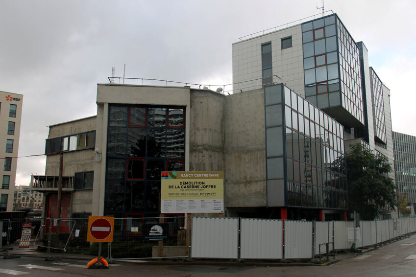 © Emmanuel Varrier. Les travaux de déconstruction de l’ancienne caserne des pompiers du boulevard Joffre à Nancy battent leur plein. 