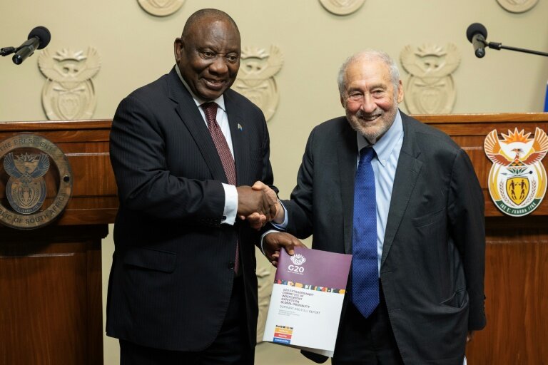 Le prix Nobel d'économie Joseph Stiglitz remet au président sud-africain Cyril Ramaphosa un rapport sur la "crise des inégalités", au Cap en Afrique du Sud le 4 novembre 2025 © GIANLUIGI GUERCIA
