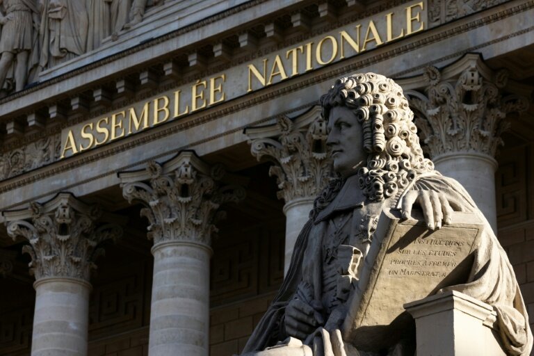 Alors que l'examen du budget de la Sécurité sociale débute mardi dans l'hémicycle, un autre débat agite les couloirs du Palais Bourbon: faut-il interdire l'alcool à la buvette? © JOEL SAGET