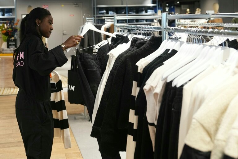 Une employée de Shein dans le premier magasin physique du géant de l'e-commerce asiatique installé au BHV à Paris, le 5 novembre 2025 © Dimitar DILKOFF