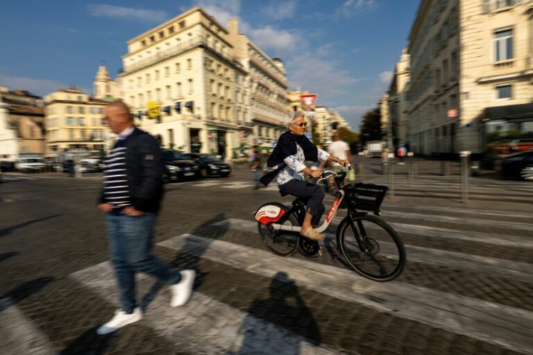 Piéton et cycliste dans le quartier du Vieux Port à Marseille, le 14 octobre 2025 © Miguel MEDINA
