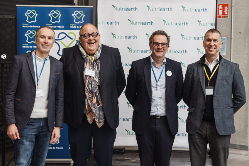 Jérémy Defrize, co-fondateur de Nutriearth ; Philippe Beauchamps, vice-président de la Région Hauts-de-France en charge des relations aux entreprises, de l’emploi et de la formation professionnelle. ; Frédéric Motte, conseiller régional délégué à la transformation économique régionale et président de la mission Rev3 ; et Jeremy Burks, CEO de Nutriearth. © Maxime Decarsin