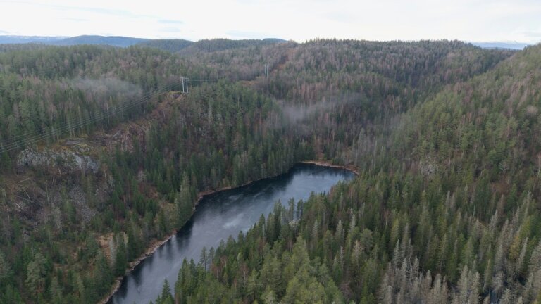 Vue aérienne du site norvégien de Fensfeltet abritant quelque 8,8 millions de tonnes de terres rares à Ulefoss, au sud-ouest d'Oslo, le 11 décembre 2025 © Sulejman Alihodzic