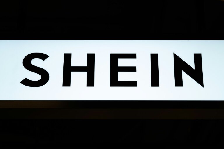 Le logo de Shein au Bazar de l'Hôtel de Ville à Paris, le 4 novembre 2025 © Julie SEBADELHA