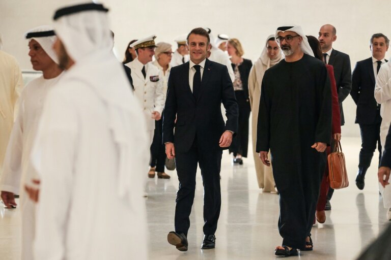 Le président français Emmanuel Macron (C) visite le musée national Zayed à Abou Dhabi, aux Emirats arabes unis, le 21 décembre 2025 © Ludovic MARIN