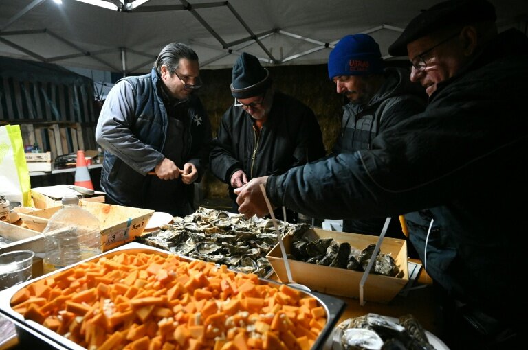 Des agriculteurs à Carbonne le soir du réveillon © Matthieu RONDEL
