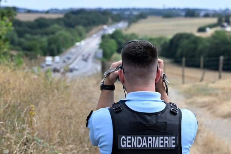 Un gendarme contrôle la vitesse des véhicules sur une route nationale à l'aide d'un radar jumelle, le 29 juillet 2022 à Poligné, en Ille-et-Vilaine © Damien MEYER