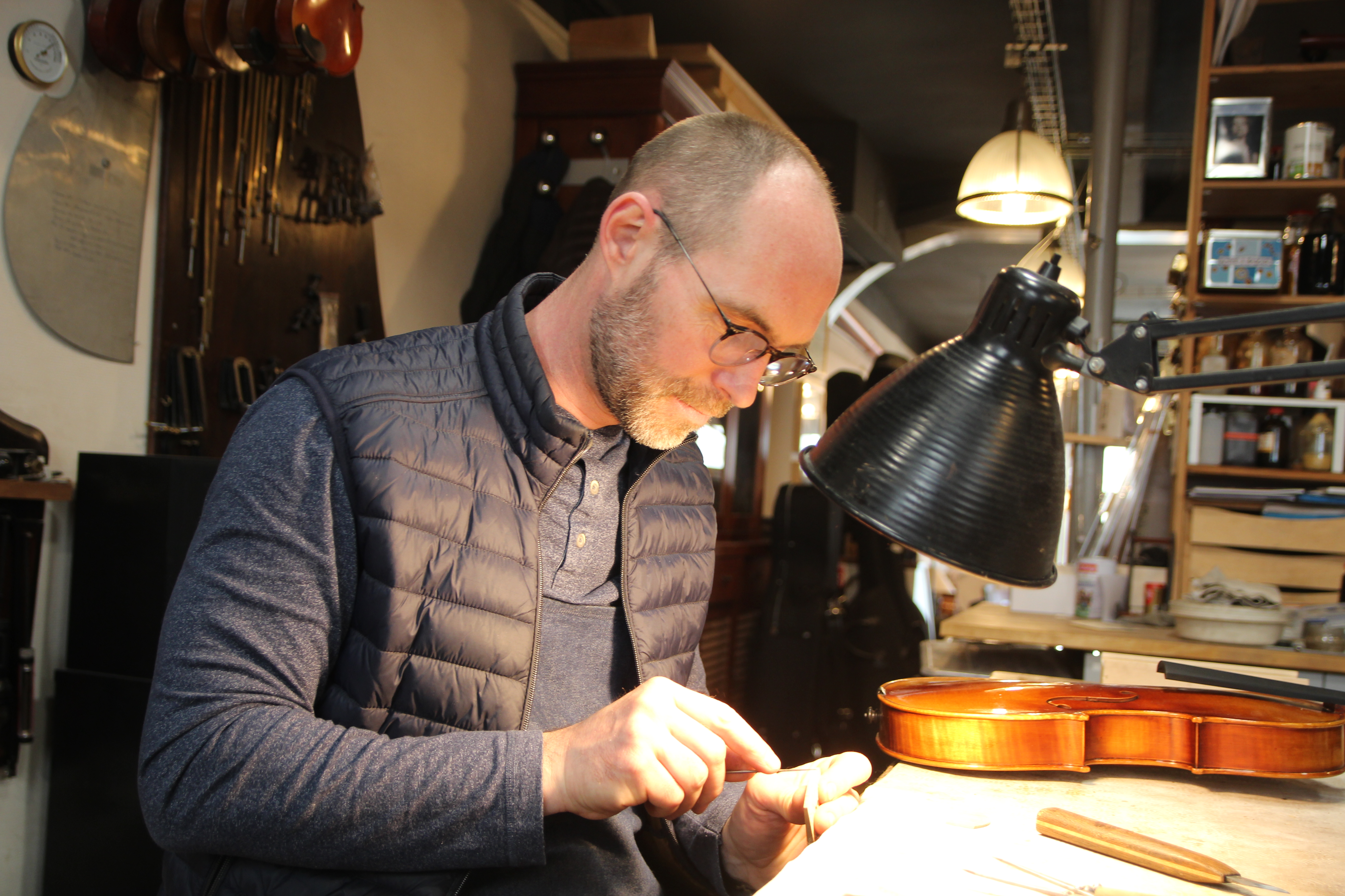 Alexis Péan, artisan d’art : l’amour du travail du bois et de la musique