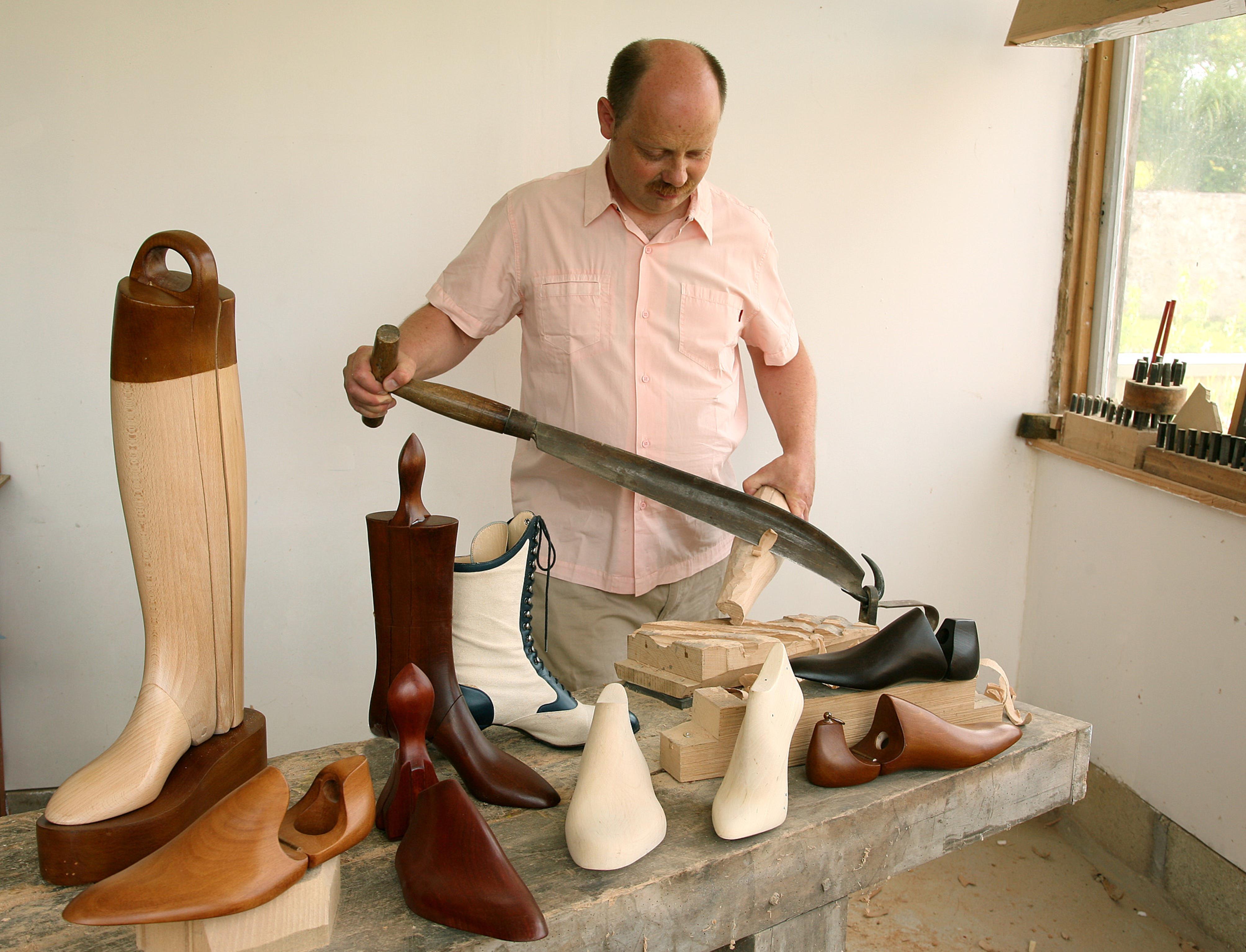 A Troësnes, l’un des derniers formier-embauchoiristes de France