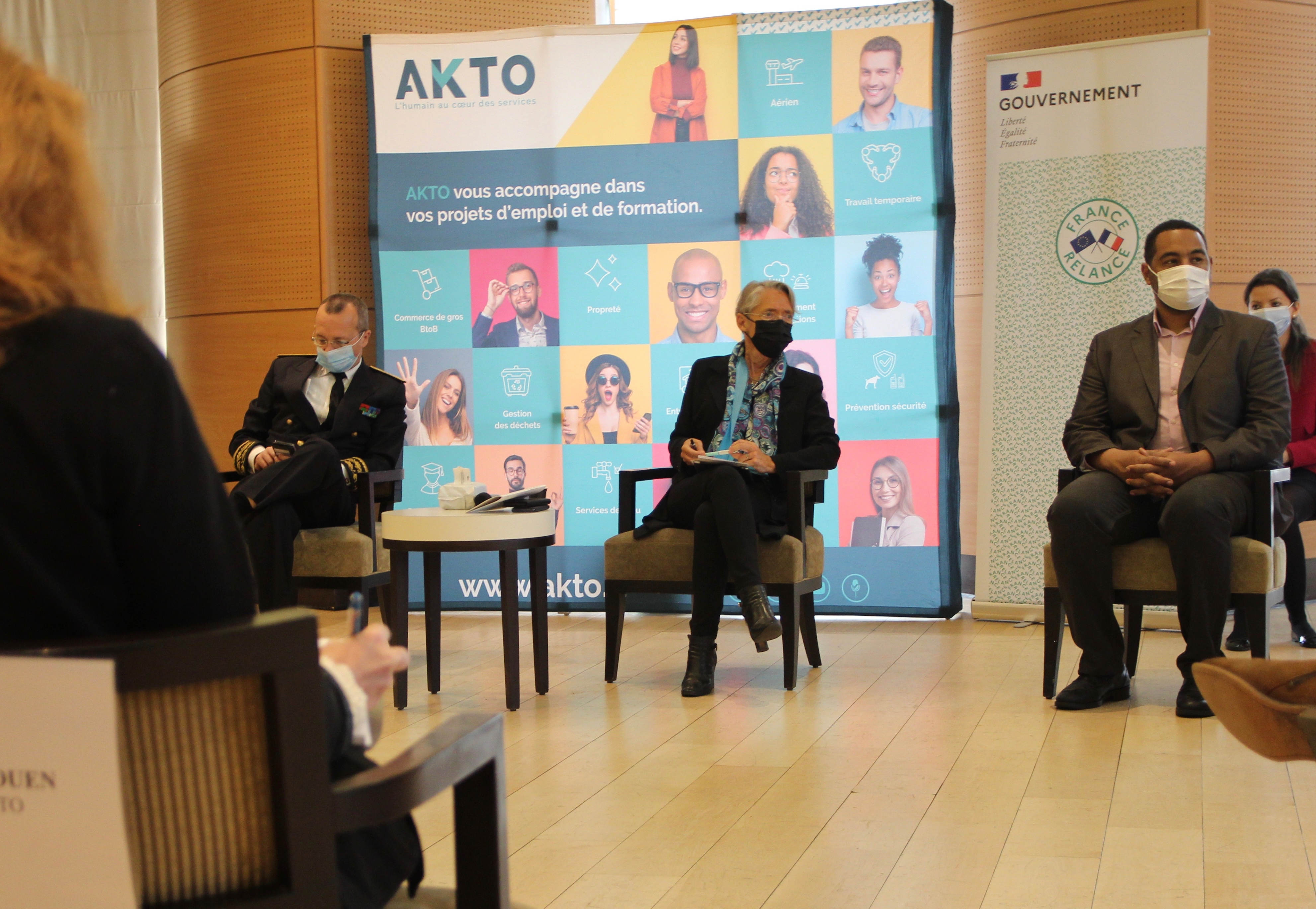 Hôtellerie - restauration : Elisabeth Borne veut accompagner la reprise