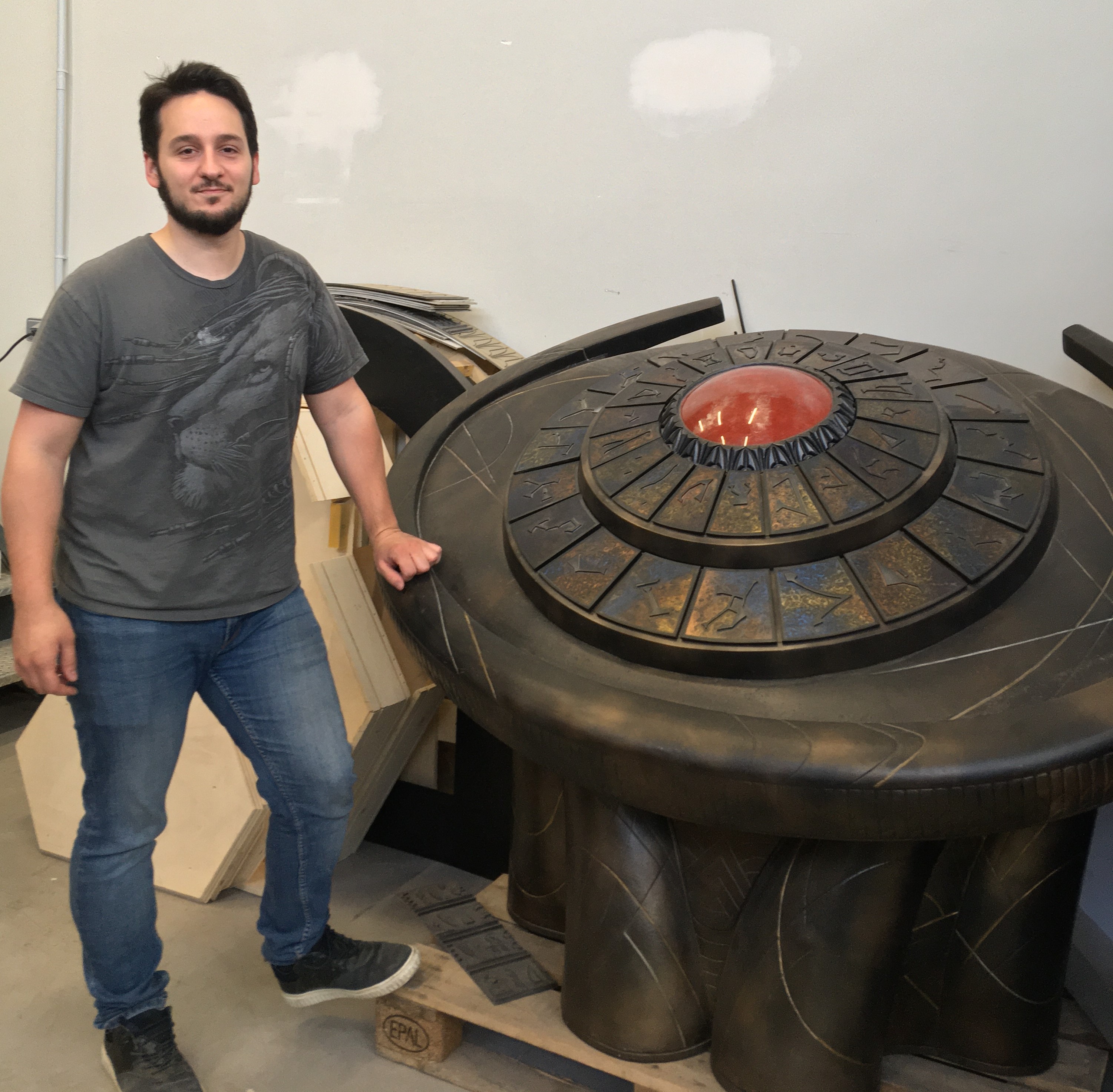 Atlante Props, un atelier spécialisé dans les accessoires et décors de science-fiction à Villers-Bretonneux