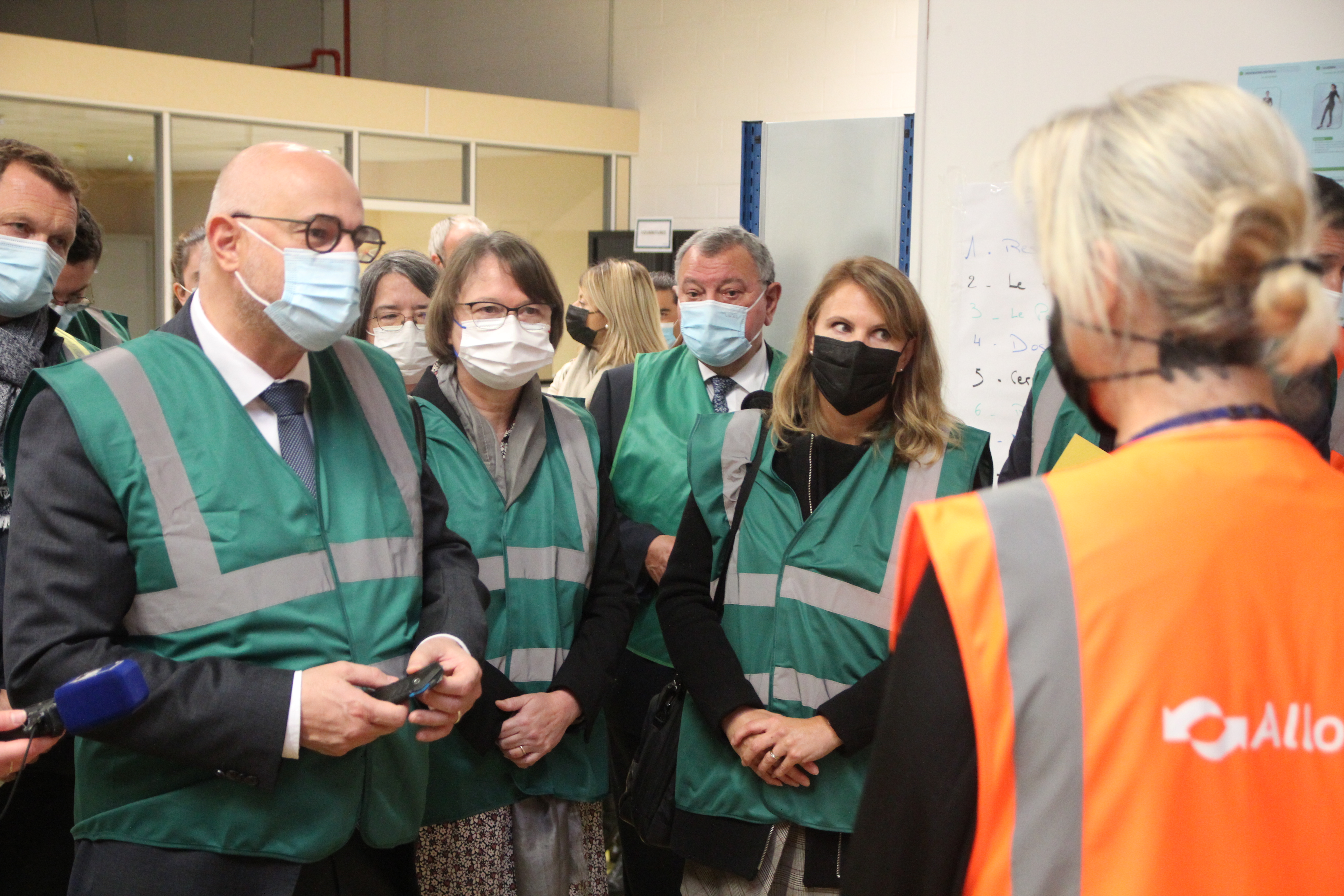 Santé au travail : le secrétaire d'État Laurent Pietraszewski en visite chez Alloga à Glisy