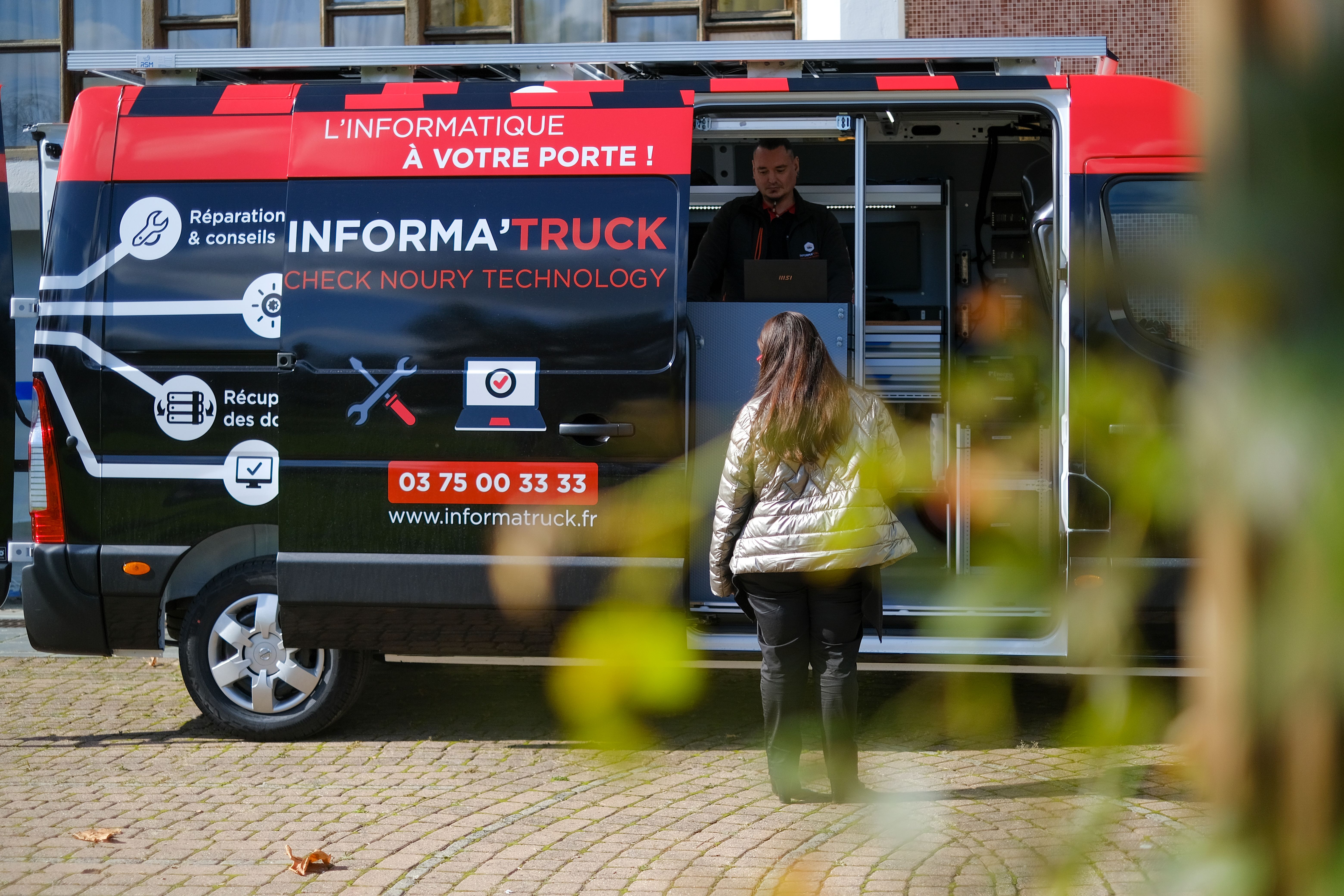 Dans l'Oise, le premier camion-atelier informatique sillone les villages 