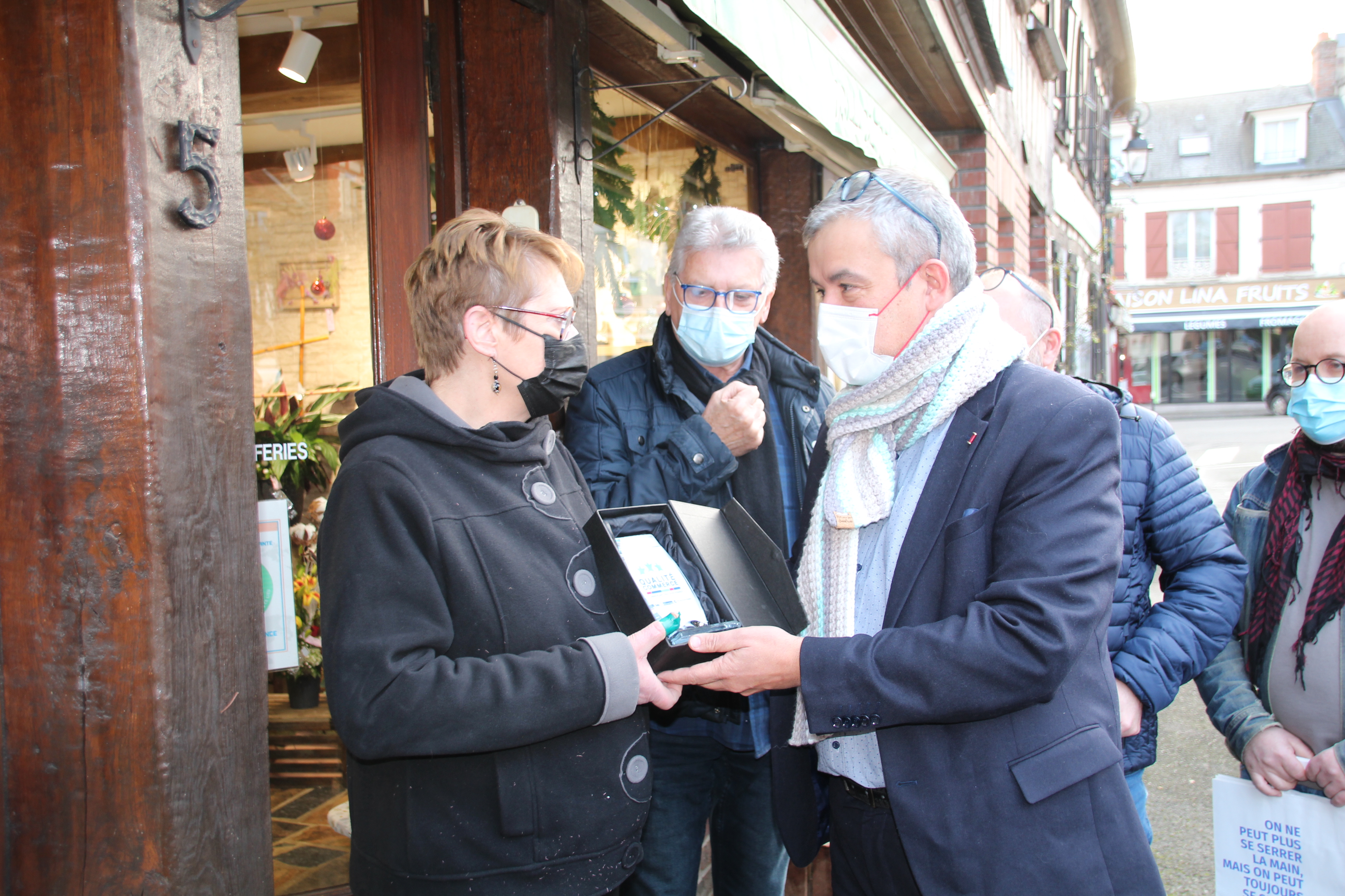 Songeons : la boutique Fleurs et Halles reçoit le label Qualité Commerce 