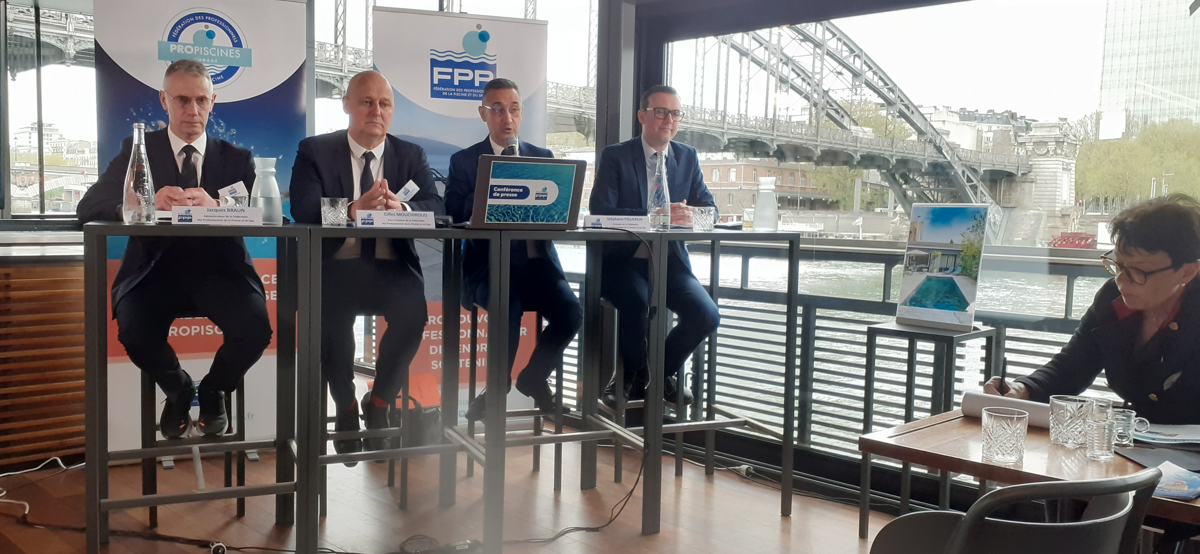 Les pisciniers voient l'avenir en bleu