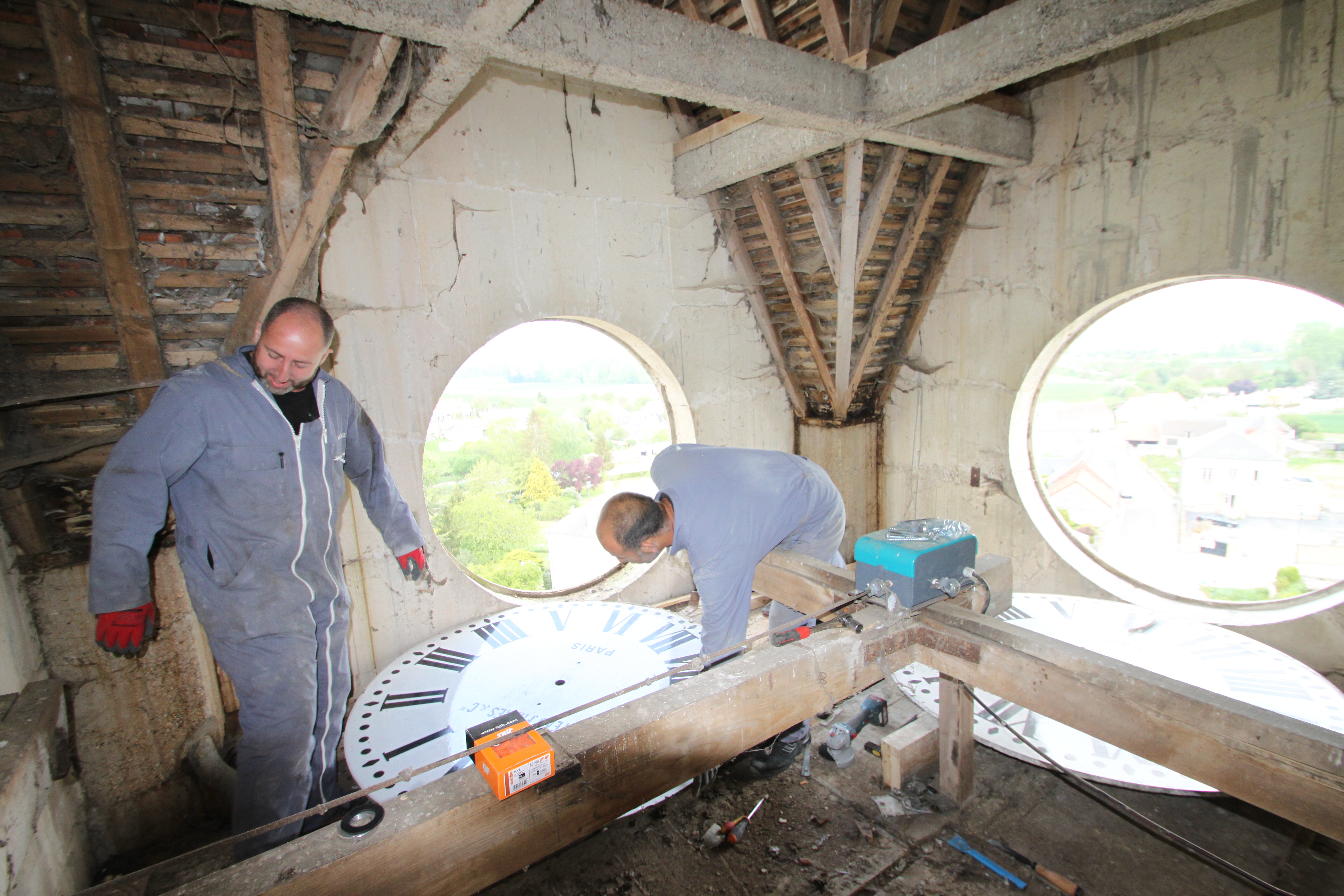 Des campanistes interviennent sur les horloges de l’église de Ciry-Salsogne 
