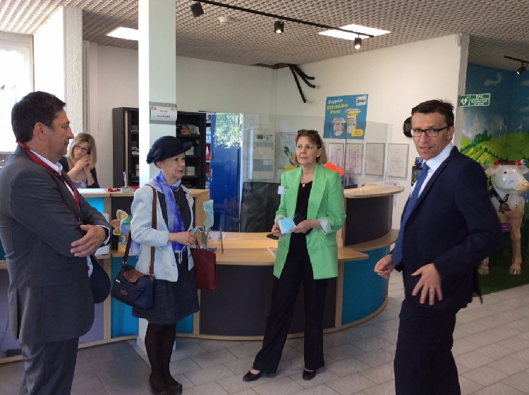 Josiane Chevalier visite la fromagerie Henri Hutin