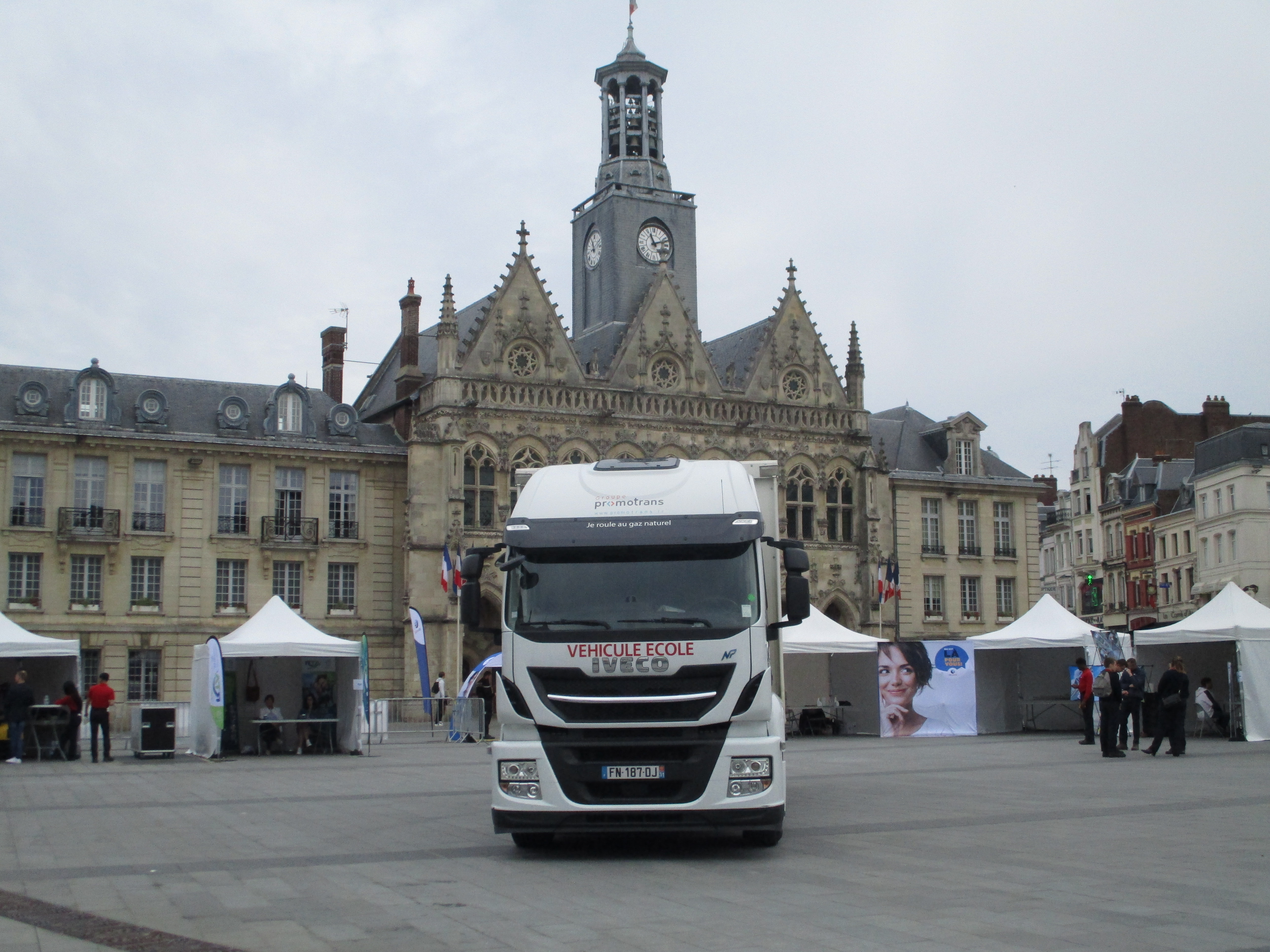 Un Village du transport et de la logistique installé sur la place de l’Hôtel-de-ville de Saint-Quentin