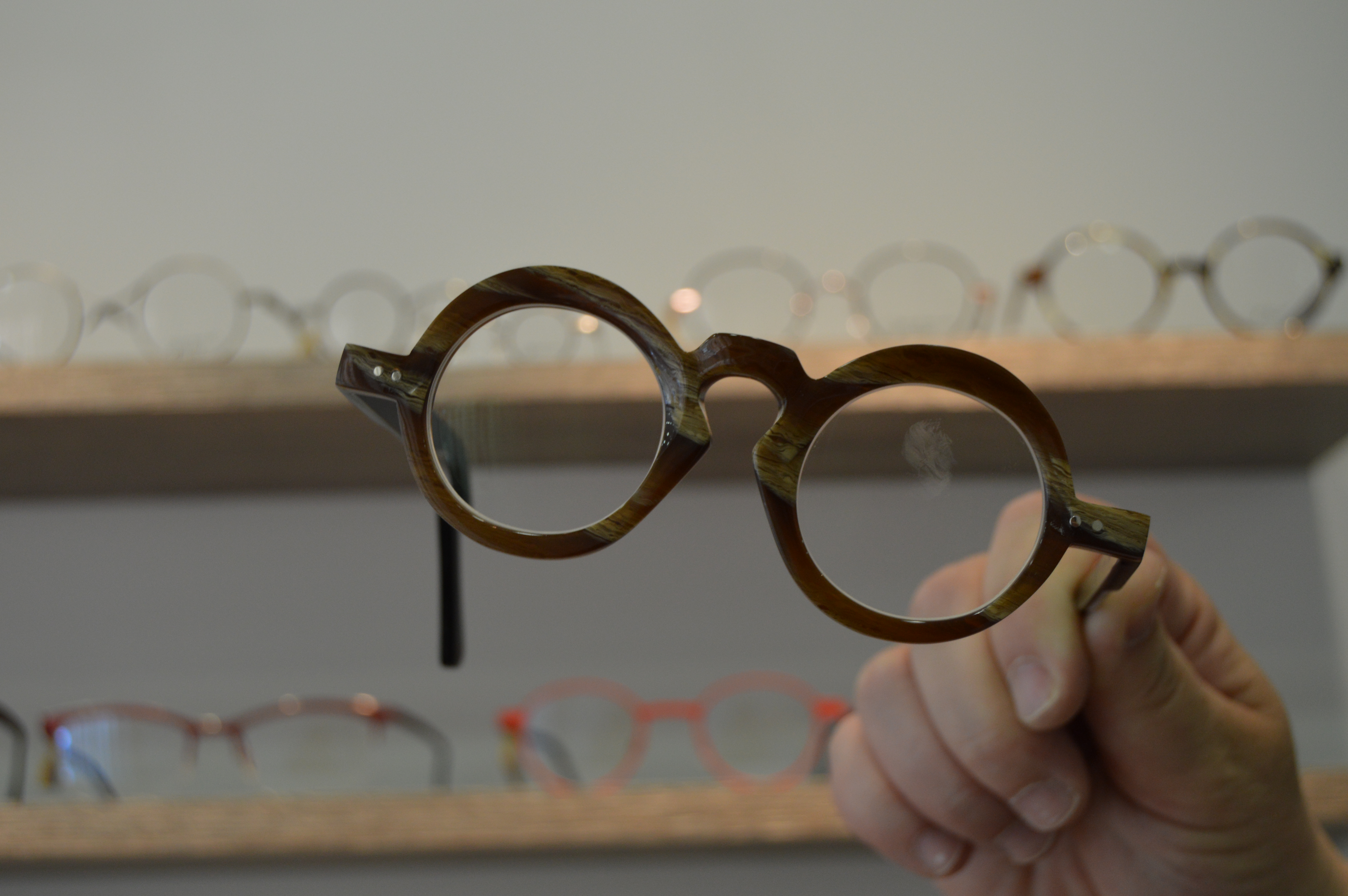 À Compiègne, l'Optique de la Flânerie fabrique des lunettes à la main 
