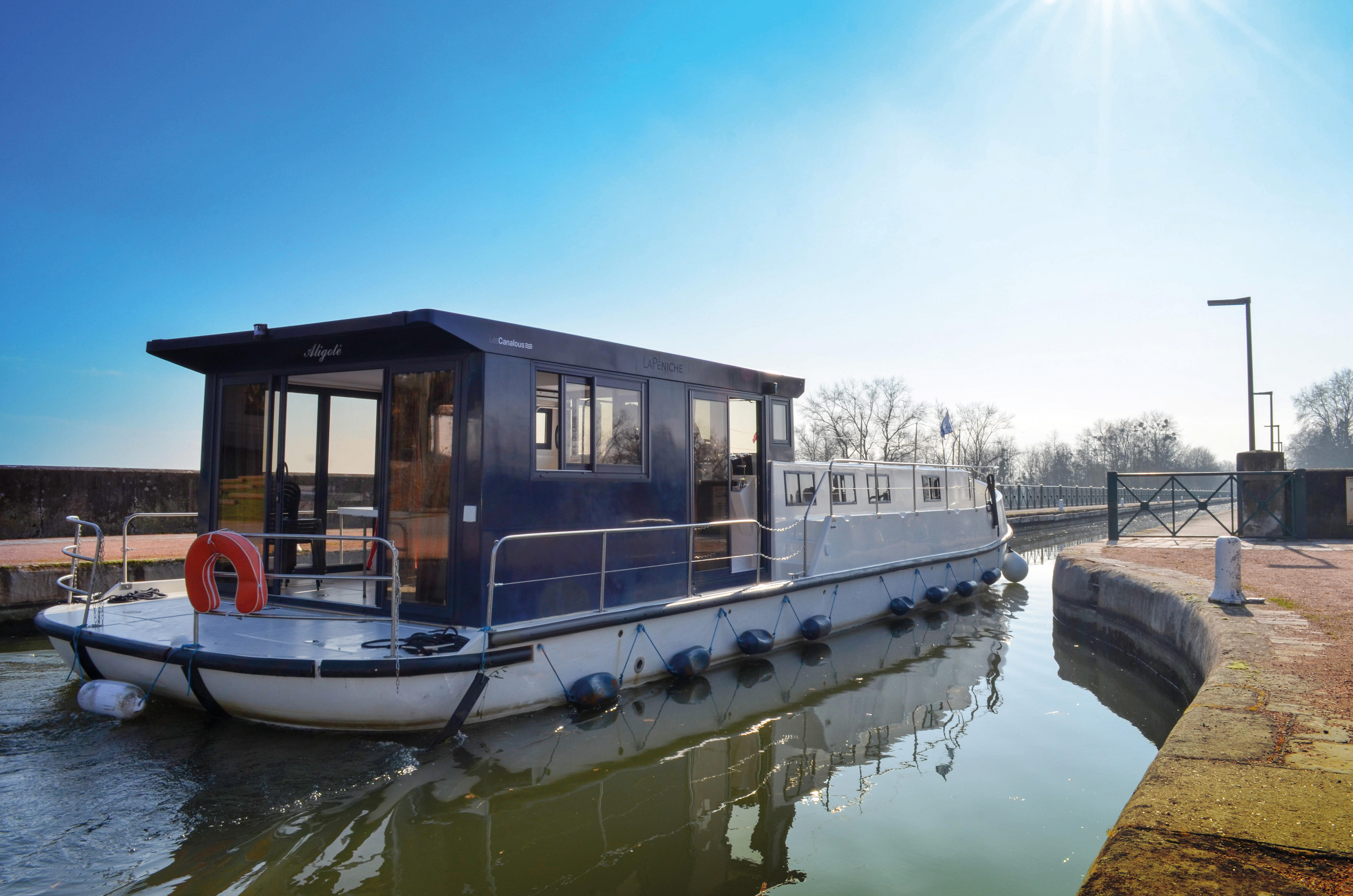 Naviguer, sans permis, d’Amiens à la baie de Somme sur un bateau habitable