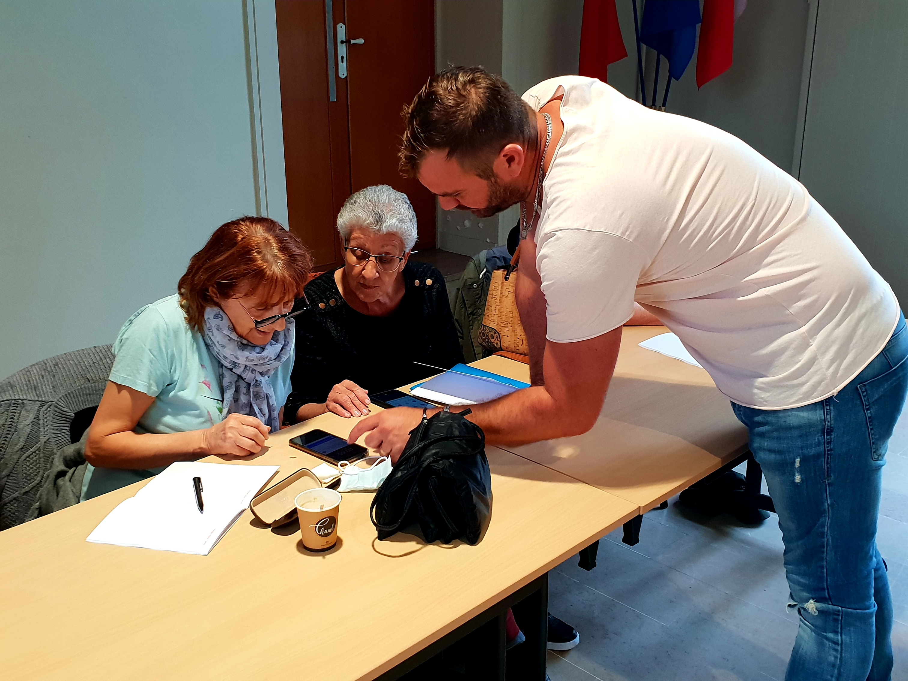 À Chantilly, le nouveau Orange Digital Center lutte contre l'exclusion numérique 