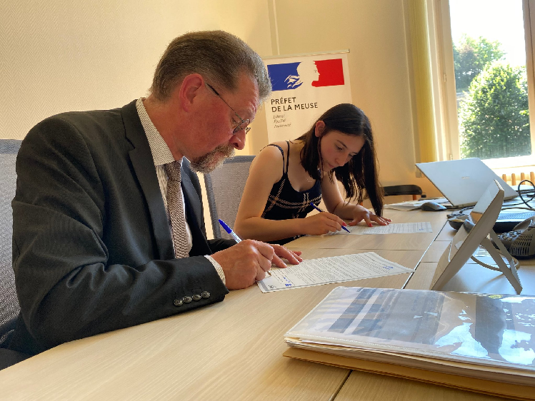 Christian Robbe-Grillet signe de nouveaux Contrats d'Engagement Jeunes 