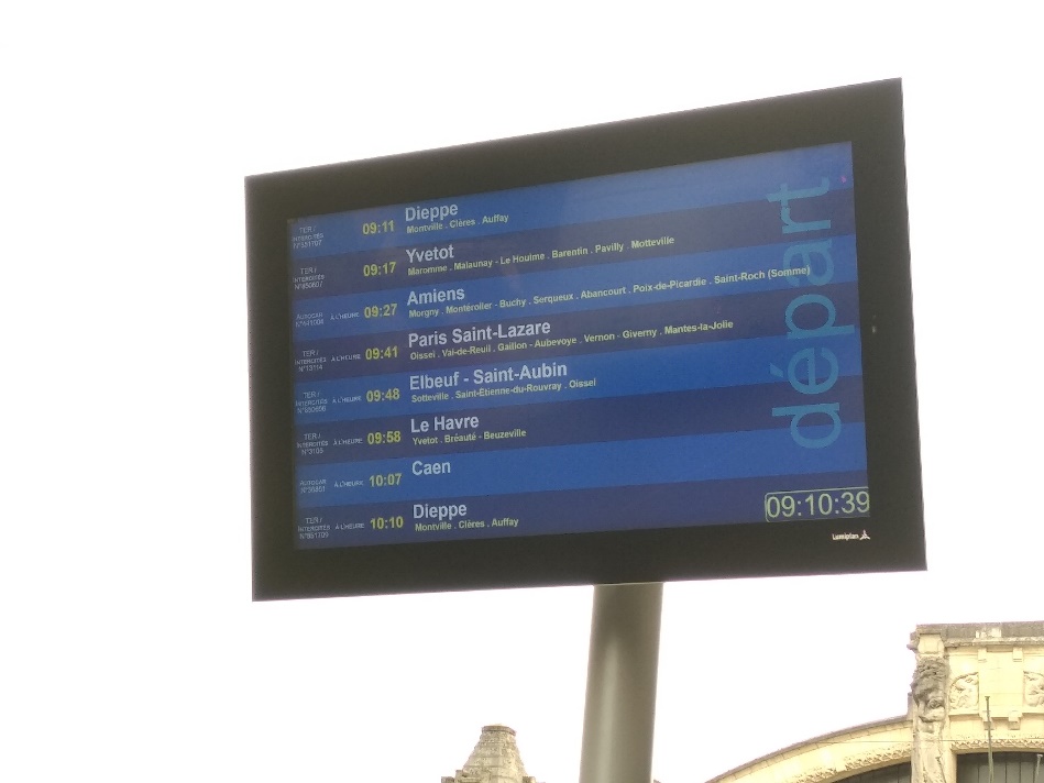 Des écrans d’information installés à proximité de la gare de Rouen