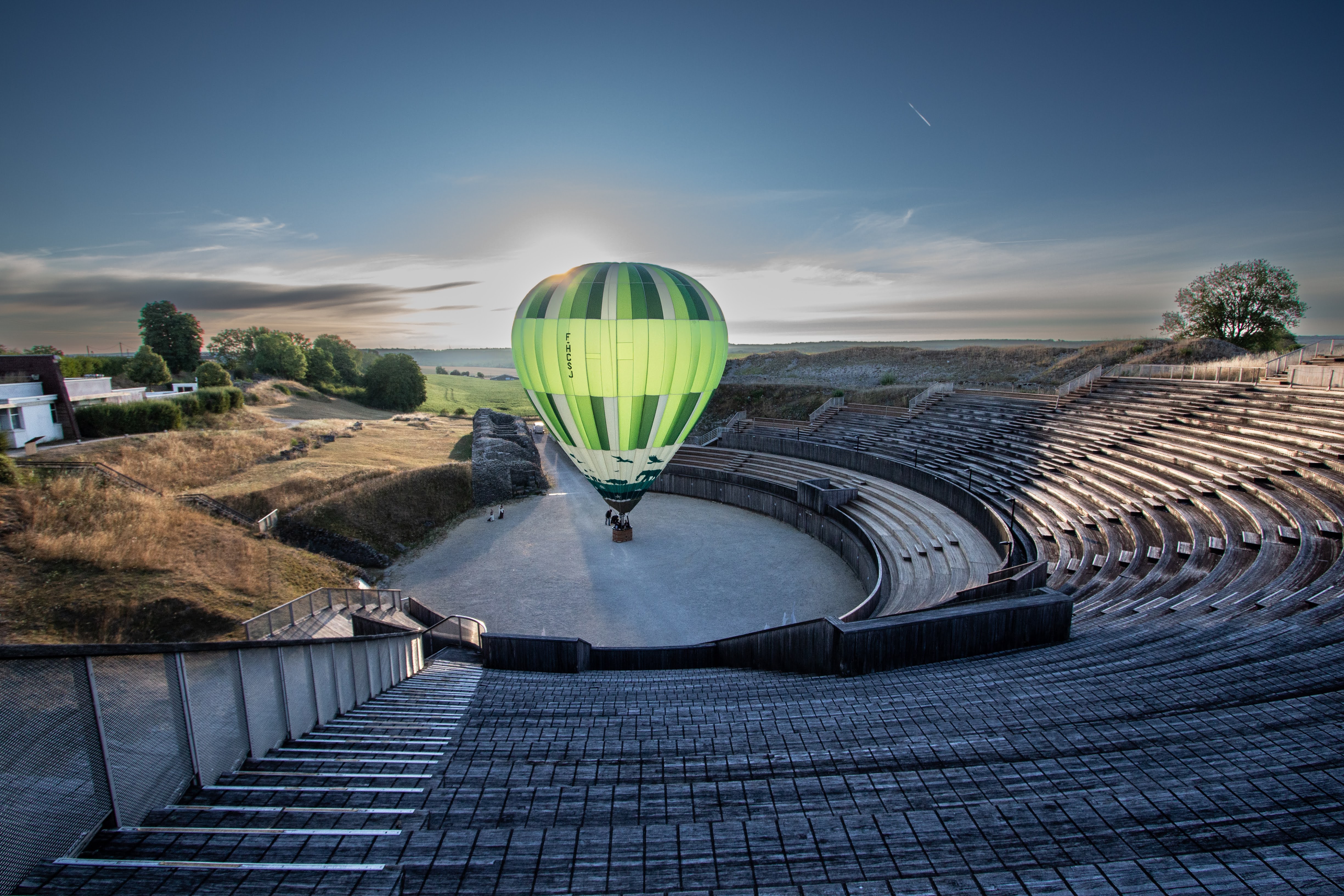 Des vols en montgolfière décollent de l'amphithéâtre gallo-romain de Grand