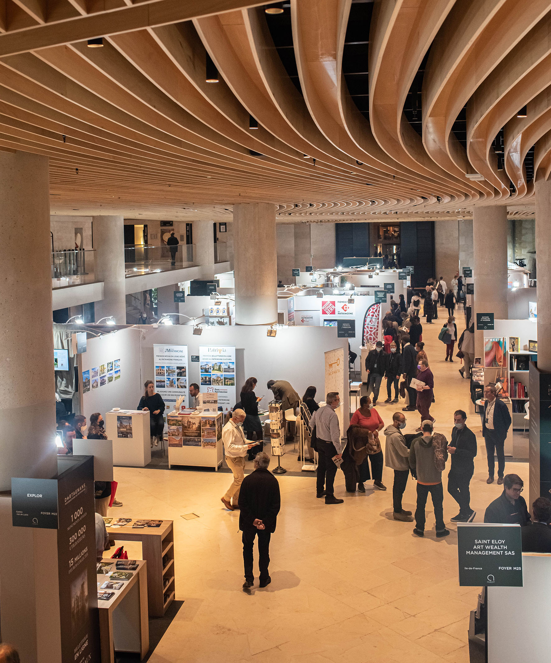 Cap sur le Carrousel du Louvre fin octobre 