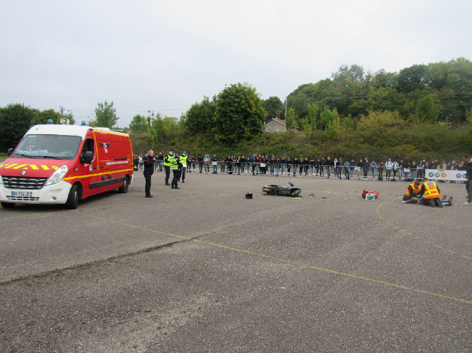 Christian Robbe-Grillet, assiste aux démonstrations de Sécurité routière au lycée Poincaré 