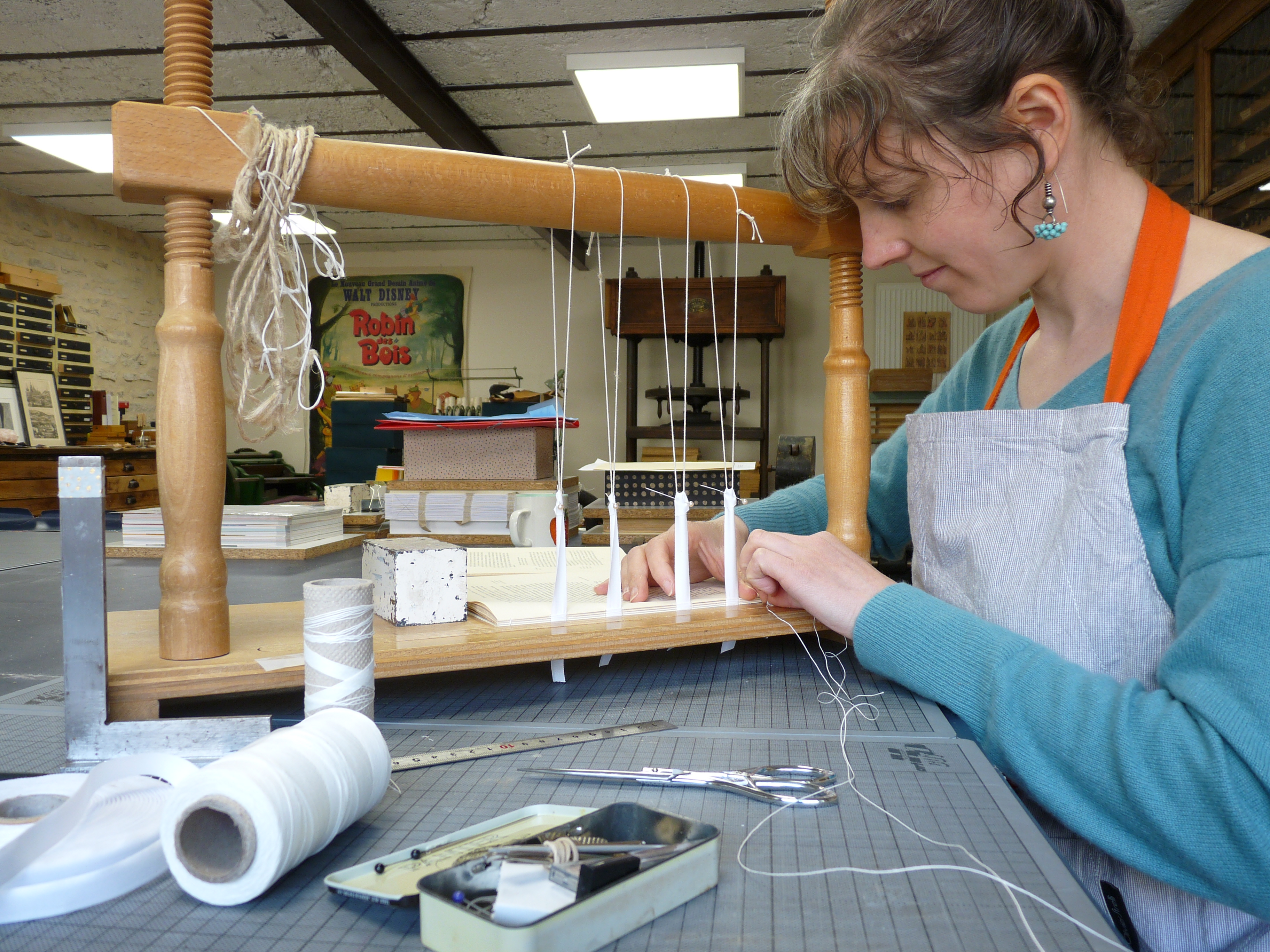 L’oiseau Bleu : l’atelier de reliure dorure de Marion Bérille