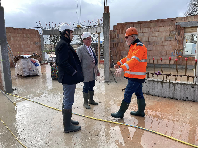 Xavier Delarue visite le chantier de la crèche du site Miribel